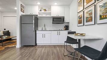 Refrigerador, microondas, cafetera y tetera y utensilios de cocina