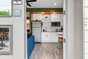 Kjøleskap, mikrobølgeovn, kaffetrakter/tekoker og kjøkkenutstyr