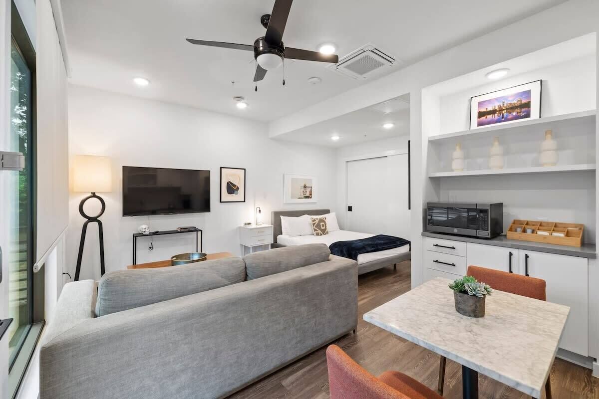Studio in Downtown Austin-Queen & Sofa Bed-Patio