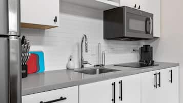 Réfrigérateur, micro-ondes, plaque de cuisson, cafetière/bouilloire