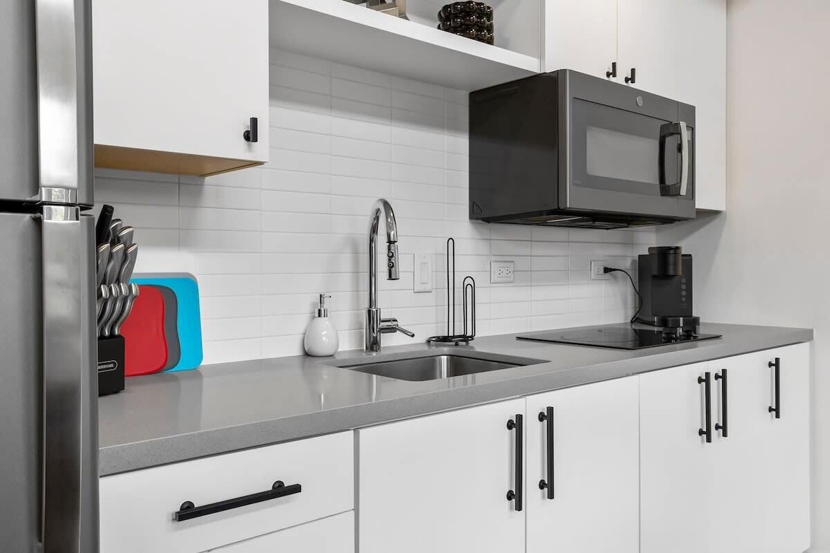 Réfrigérateur, four à micro-ondes, surface de cuisson, cafetière-théière