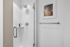 Shower, hair dryer, towels, shampoo - Charming DT ATX Loft | Near Rainey St | Parking (Austin)