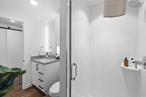 Shower, hair dryer, towels, shampoo - Prime Loft Near Rainey St | Balcony | DT ATX (Austin)