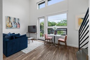 TV - Prime Loft Near Rainey St | Balcony | DT ATX (Austin)