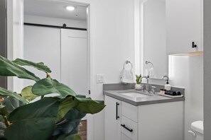 Shower, hair dryer, towels - Prime Loft Near Rainey St | Balcony | DT ATX (Austin)