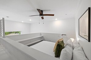 Iron/ironing board, WiFi, bed sheets - Prime Loft Near Rainey St | Balcony | DT ATX (Austin)