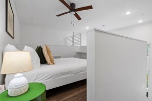Iron/ironing board, WiFi, bed sheets - Prime Loft Near Rainey St | Balcony | DT ATX (Austin)