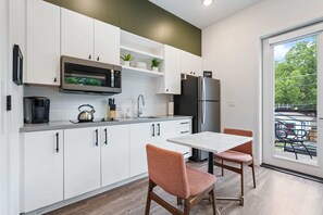 Refrigerador, microondas, placa de cocina, cafetera/tetera