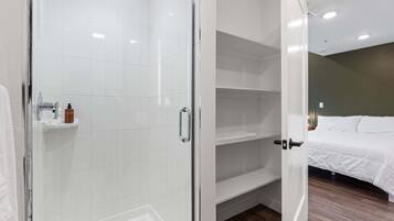 Shower, hair dryer, towels, shampoo