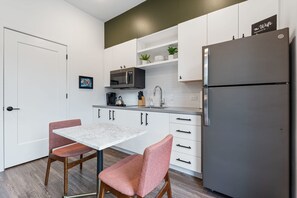Refrigerador, microondas, parrilla de estufa y cafetera y tetera 