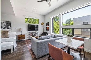 TV - Bright Studio Near Rainey St | Mins to DT ATX (Austin)