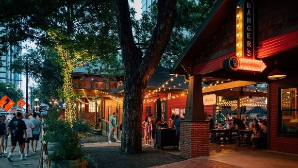 A restaurant with outdoor seating, a red exterior, and string lights. - Bright Studio Near Rainey St / Mins to DT ATX (Austin)