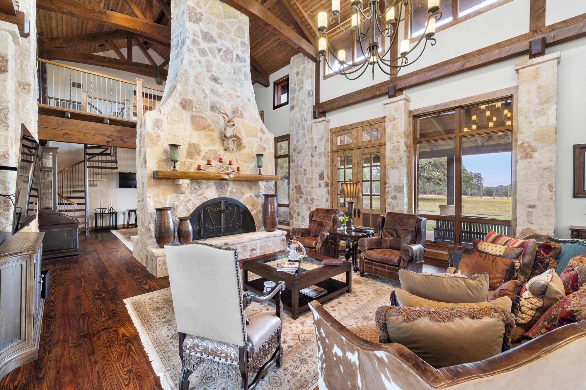 Fernseher, DVD-Player, Bücher, Stereoanlage