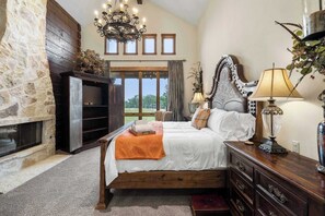 5 bedrooms, desk, iron/ironing board, travel crib - Private Ranch|Pool|Ping Pong|Yoga|Weddings|Games (Kendalia)