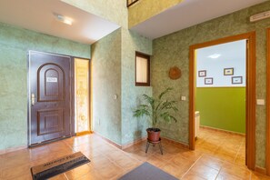 Interior - Studio Apartment 'La Casa De Dafne Acebo' with Mountain View, Shared Terrace and Shared Garden (SANTO TOME DEL PUERTO)