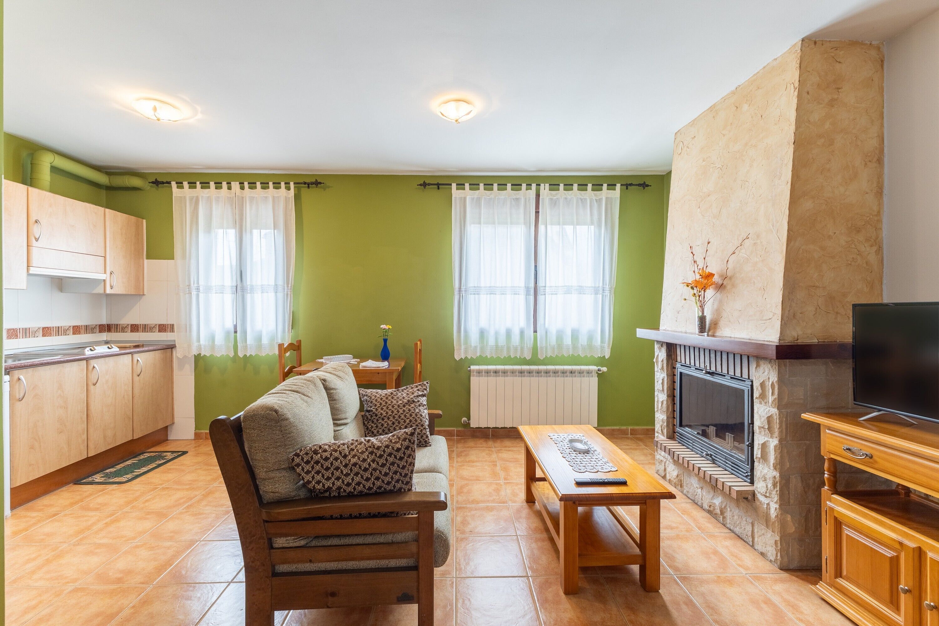 Een televisie, een open haard en een dvd-speler