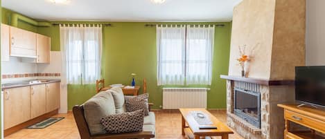 Televisión, chimenea y reproductor de DVD