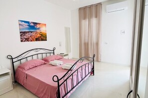 1 bedroom, WiFi, bed sheets - Blu Marzamemi Rooms - Triple Room (Marzamemi)