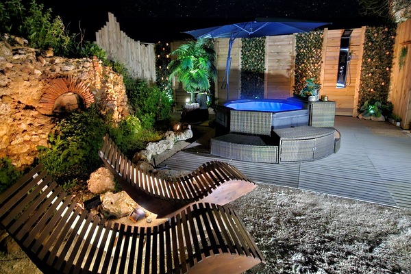 Outdoor spa tub