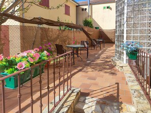 Terrace/patio - Apartment 'La Casa De Dafne Almendro' with Mountain View, Shared Terrace and Shared Garden (SANTO TOME DEL PUERTO)