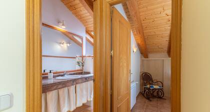 Apartment 'La Casa De Dafne Almendro' with Mountain View, Shared Terrace and Shared Garden