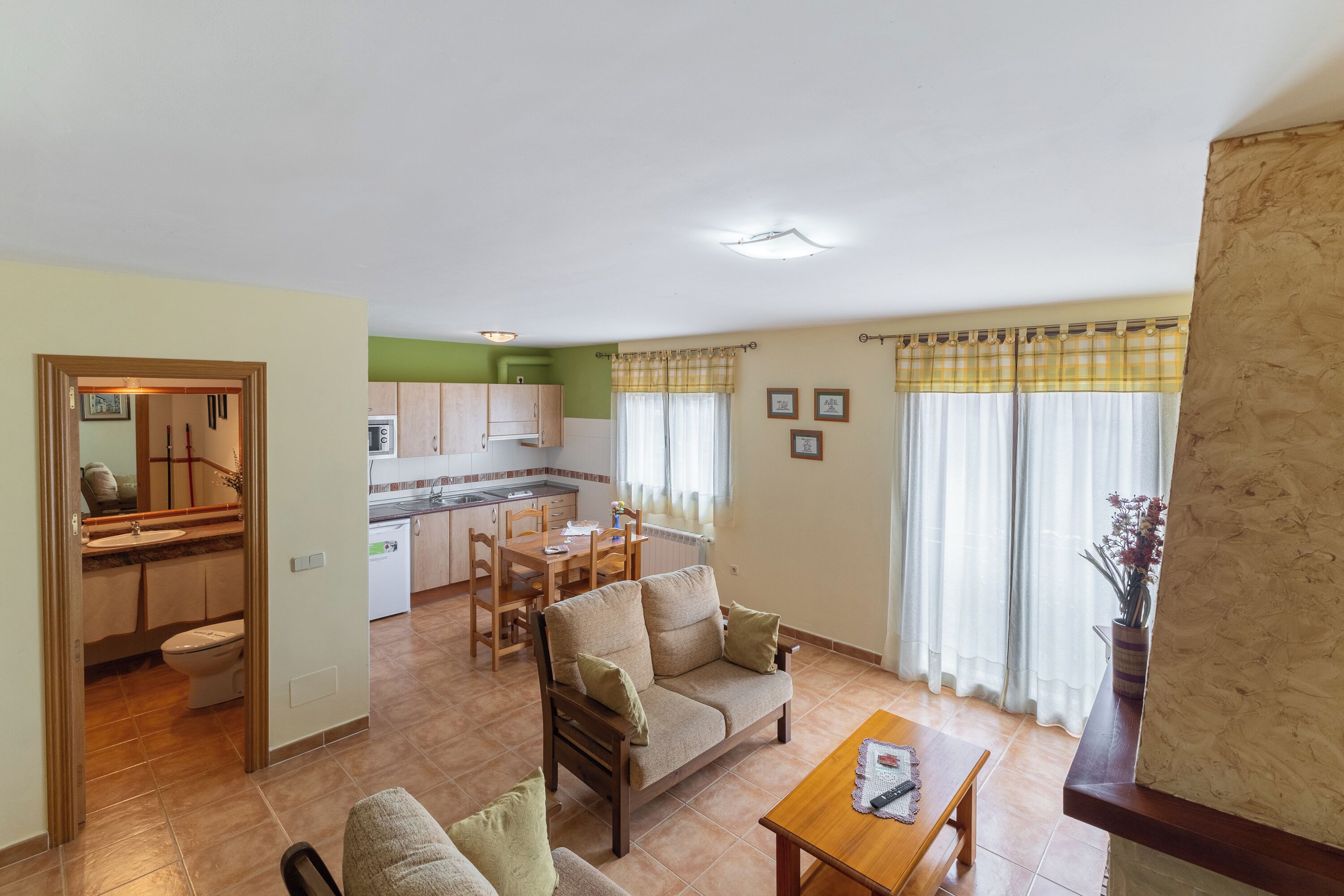 Een televisie en een open haard