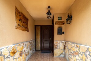 Exterior detail - Apartment 'La Casa De Dafne Almendro' with Mountain View, Shared Terrace and Shared Garden (SANTO TOME DEL PUERTO)