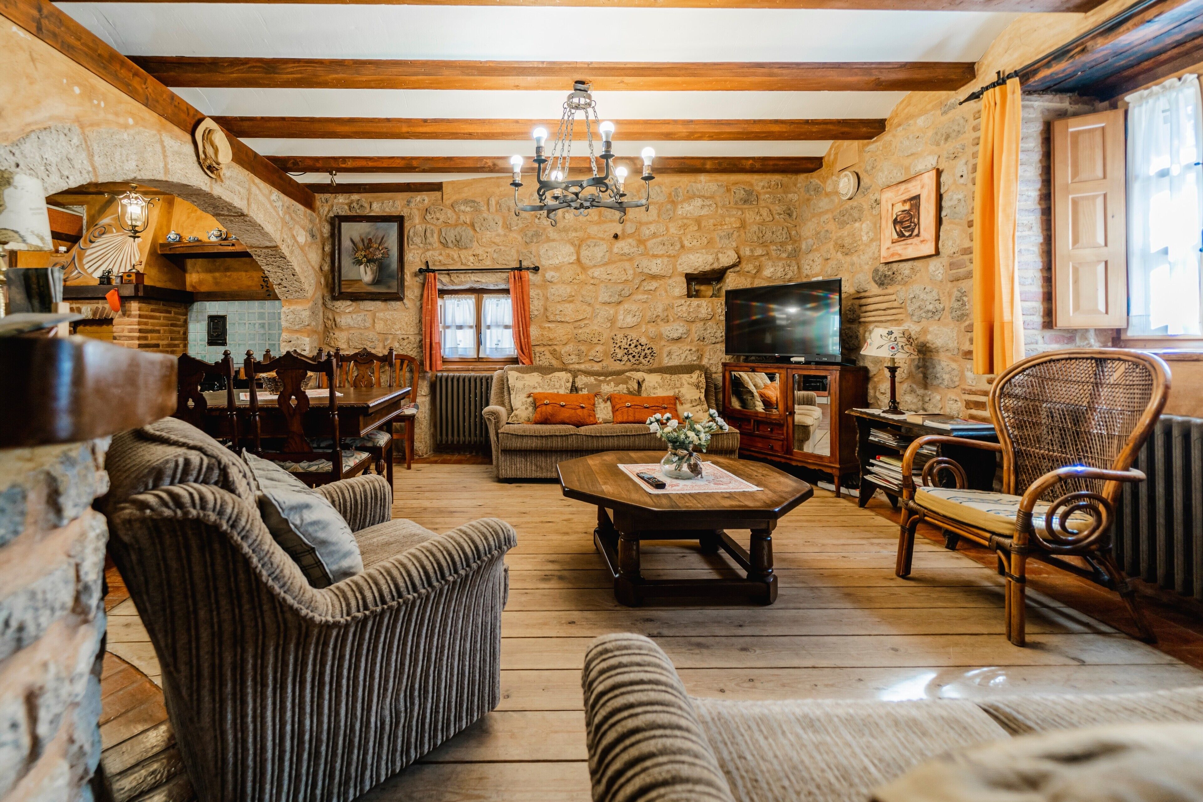 Una televisión, una chimenea, un reproductor estéreo