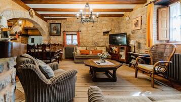 Una televisión, una chimenea, un reproductor estéreo