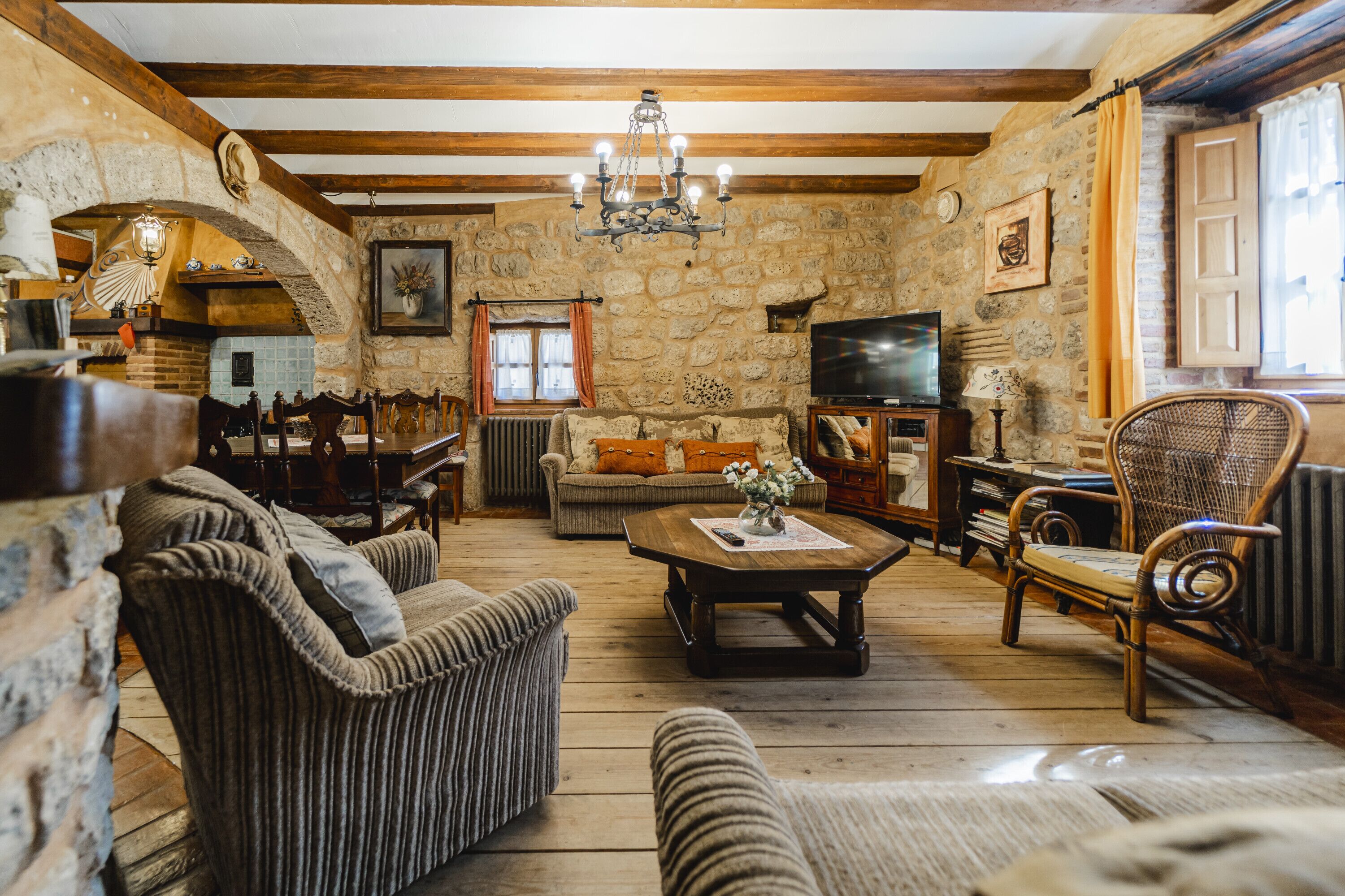 Televisie, een open haard en een stereo