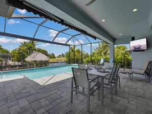 Outdoor dining - Villa Dolphin Bay - Gulf access home with western exposure (Cape Coral)