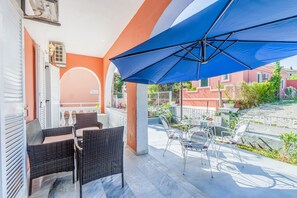 Outdoor dining - Apartment 'Kassiopi 1' with Mountain View, Wi-Fi, and Air Conditioning (Corfu)