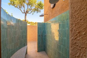 Shower, hair dryer, towels - Holiday Home 'Villa Cactus, Costa Corallina' with Sea View, Wi-Fi, and Air Conditioning (OLbia)