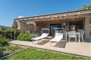 Outdoor dining - Holiday Home 'Villa Cactus, Costa Corallina' with Sea View, Wi-Fi, and Air Conditioning (OLbia)