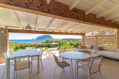 Outdoor dining. Holiday Home 'Villa Cactus, Costa Corallina' with Sea View, Wi-Fi, and Air Conditioning