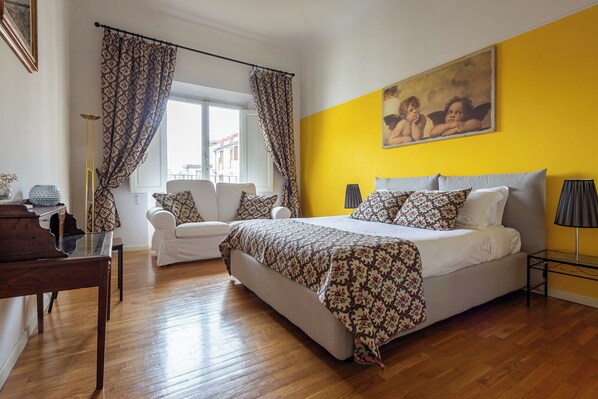 Perhehuoneisto, kaupunkinäköala | 4 makuuhuonetta, allergiatestatut vuodevaatteet, ilmainen Wi-Fi