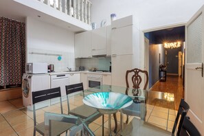 Familie appartement, uitzicht op de stad | Privékeuken | Een koelkast met diepvriezer, een microgolfoven, een oven