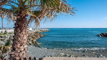 Una spiaggia nelle vicinanze