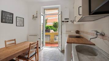 Frigorifero, forno, piano cottura, pentole/stoviglie/utensili