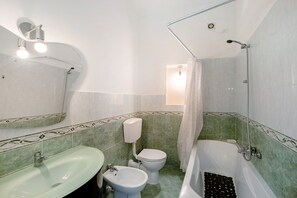 Regadera, secadora de cabello, toallas 