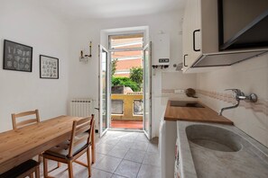 Réfrigérateur, four, plaque de cuisson