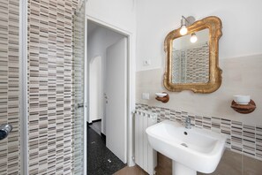Douche, sèche-cheveux, serviettes fournies