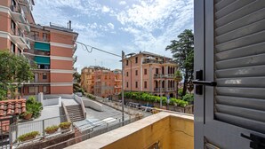 Un immeuble d’habitation doté de balcons, d’un escalier et donnant sur la rue.