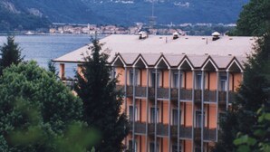 Un bâtiment doté d’un toit plat, de nombreuses fenêtres et de balcons.