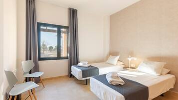 2 slaapkamers, een strijkplank/strijkijzer, gratis wifi, beddengoed