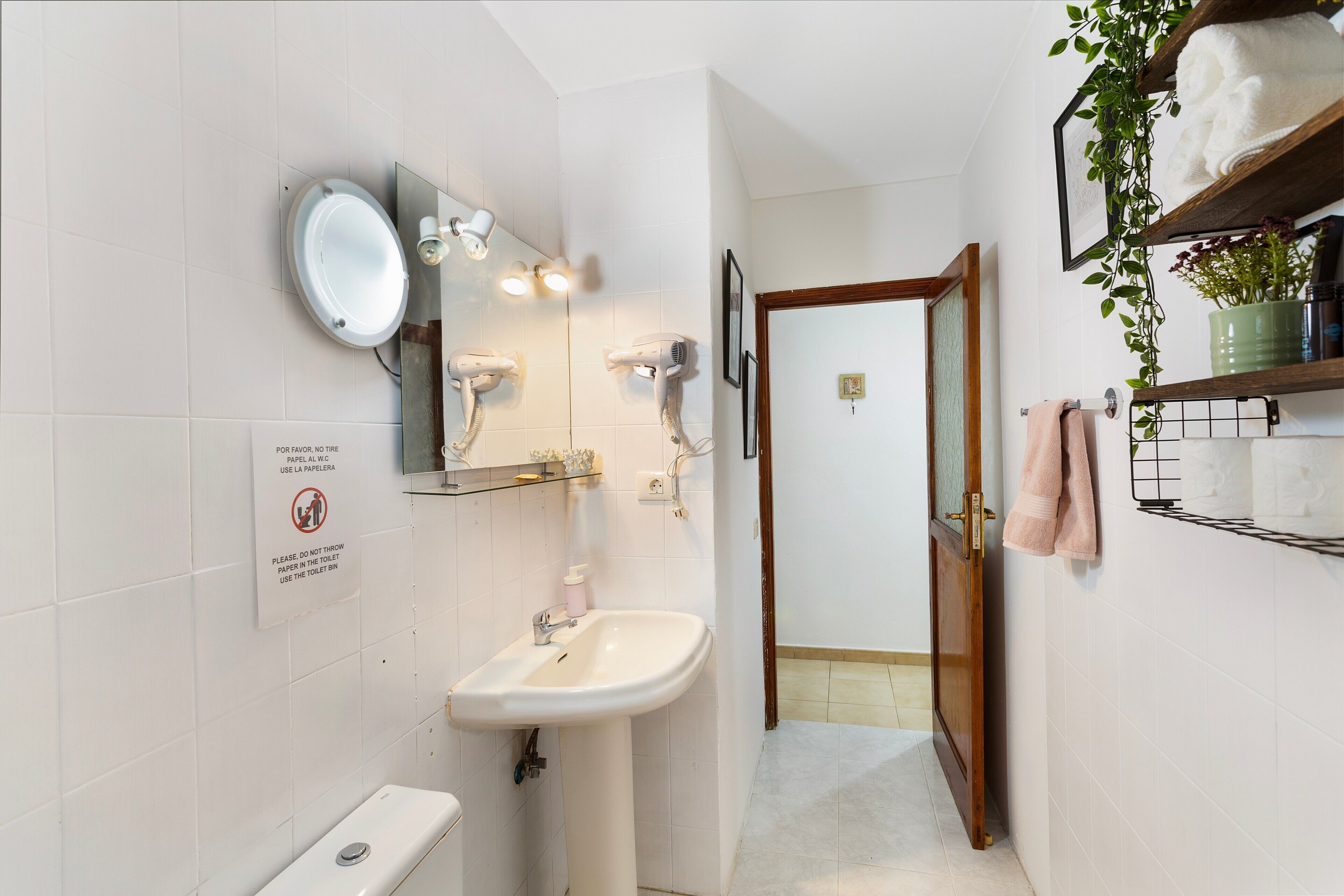 Douche, sèche-cheveux, serviettes fournies