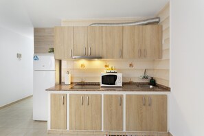 Refrigerador, microondas, placa de cocina, cafetera/tetera