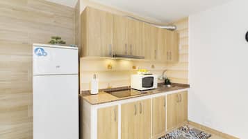 Refrigerador, microondas, parrilla de estufa y cafetera y tetera