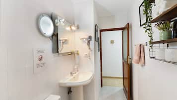 Bruser, hårtørrer, håndklæder