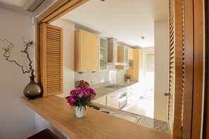 Fridge, microwave, oven, stovetop - Chalet 'Comodo Triplex La Cala Golf' with Shared Pool, Wi-Fi and Air Conditioning (Mijas)